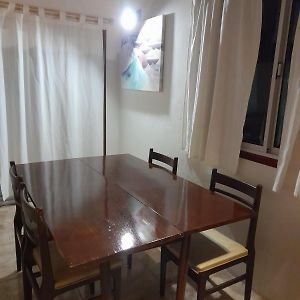 Departamento 3 Ambientes, Para 4 Personas, Barrio Tranquilo A Una Cuadra Del Bosque